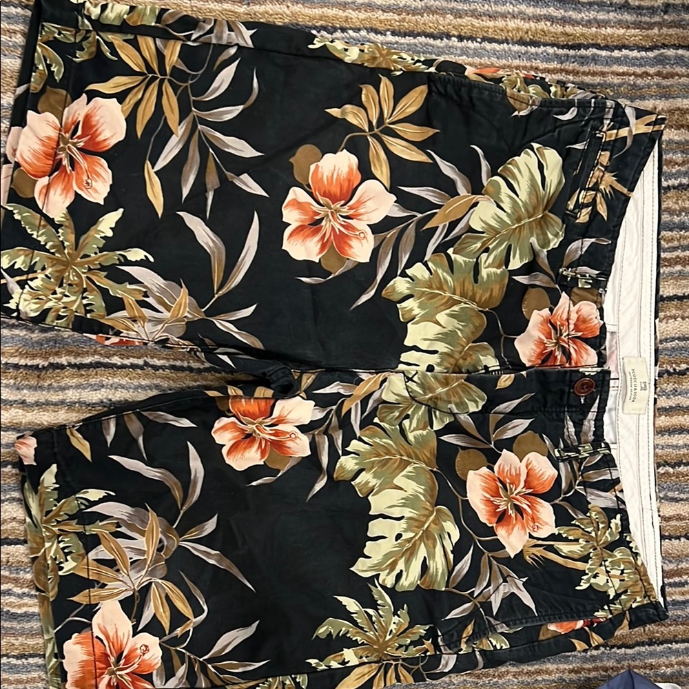 Scotch & Soda men med Floral canvas Shorts - Black and Orange